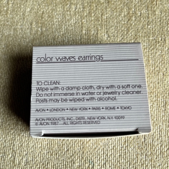 VINTAGE (1987) AVON  COLOR WAVES PIERCED EARRINGS (GREEN/ONYX) - Picture 3 of 3